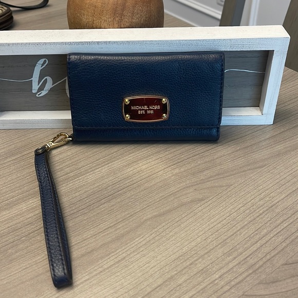Michael Kors Handbags - Michael Kors wallet / phone holder